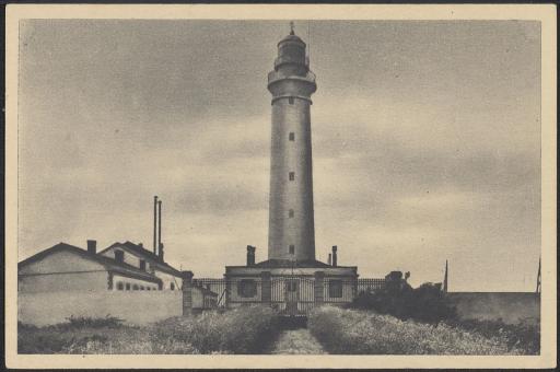 Le grand phare, avec ses dépendances abritant les machines et les employés, avant sa destruction en août 1944 / Couturier phot. (vue 5).